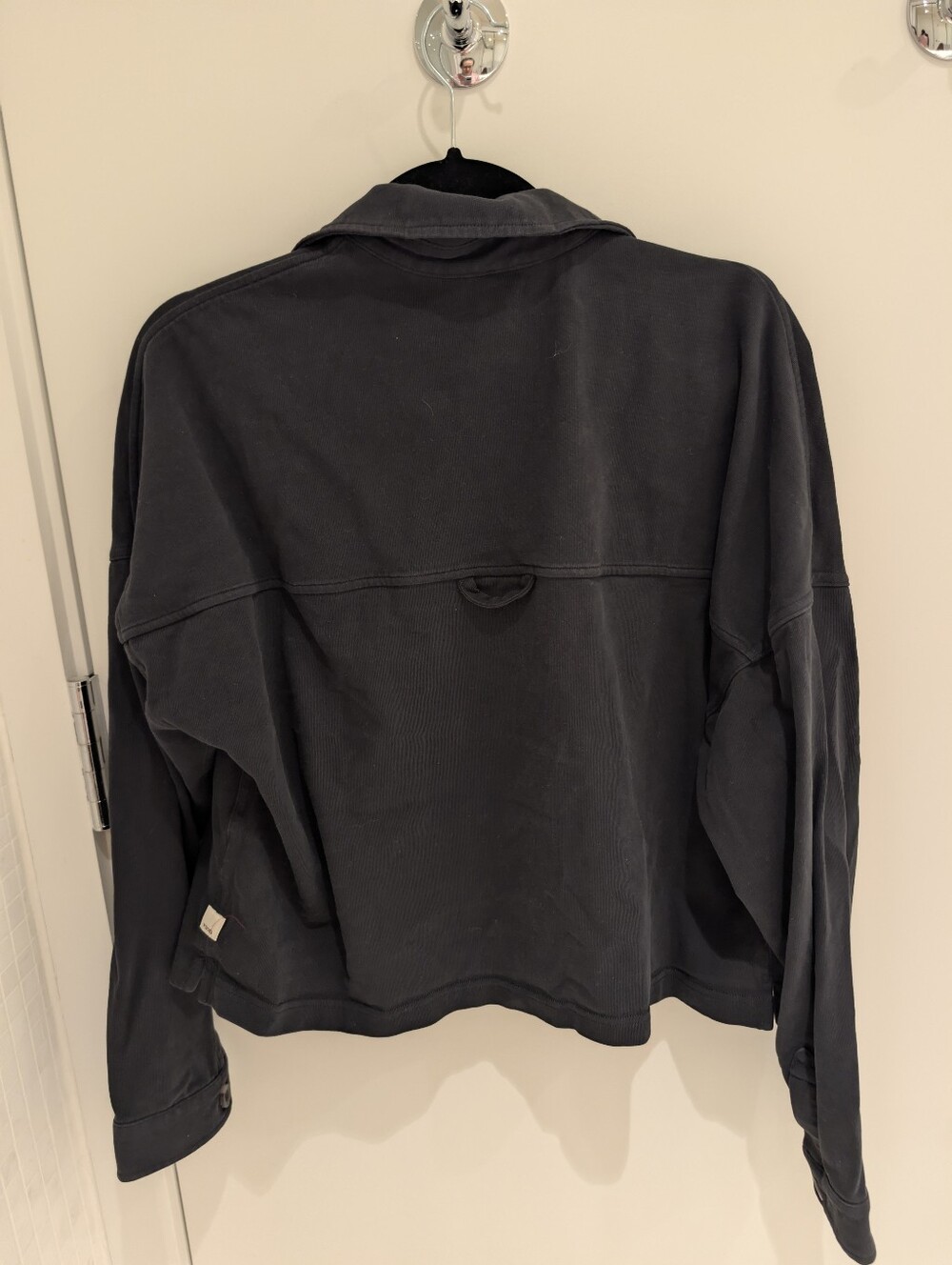 Vuori Mackenzie Cropped Shirt Jacket Washed Black Size S - Picture 3 of 3